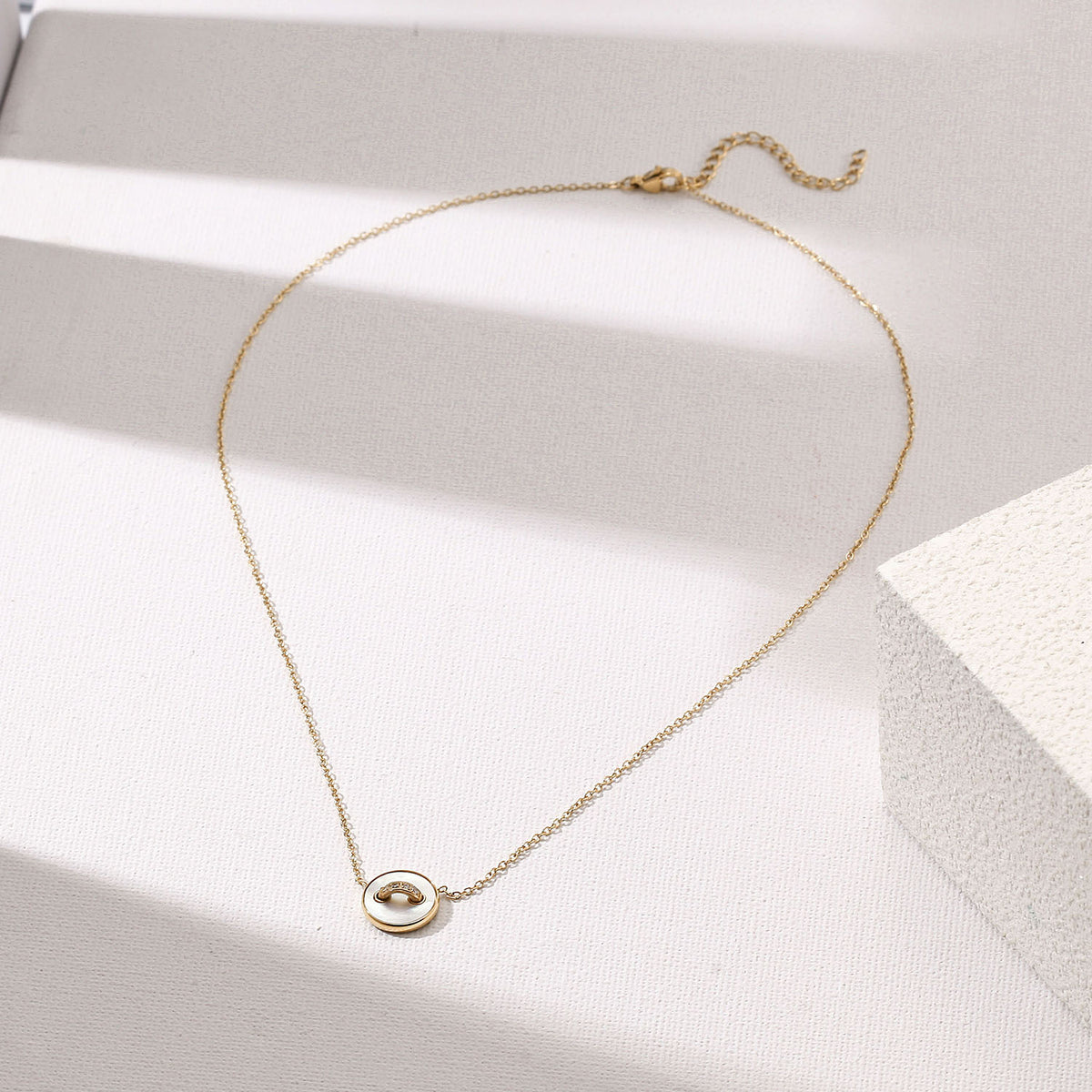 White Shell Button Necklace – Ciunofor