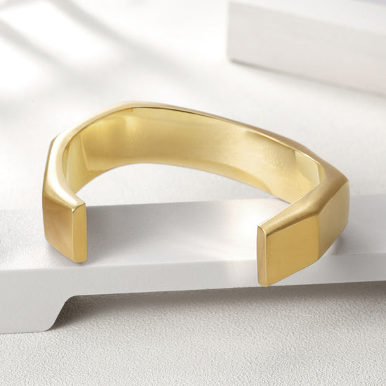 Twisted C-shaped bracelet-NSB1607ST