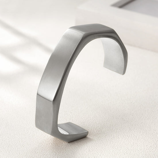 Twisted C-shaped bracelet-NSB1607ST