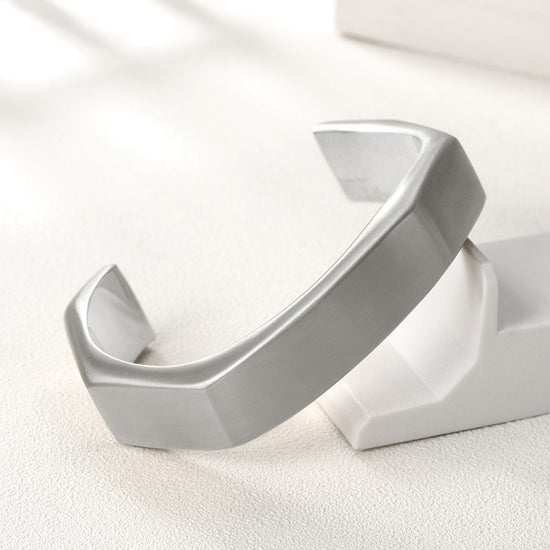 Twisted C-shaped bracelet-NSB1607ST