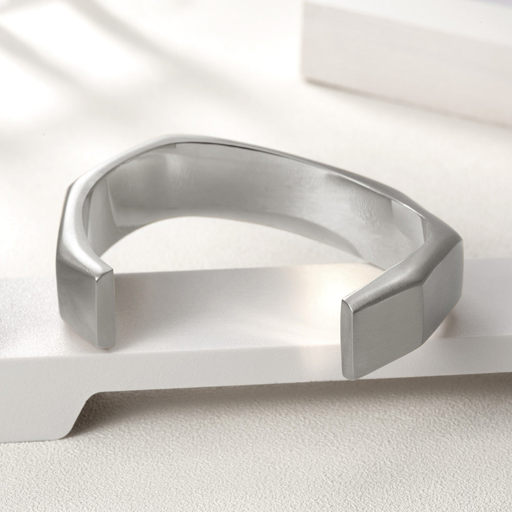 Twisted C-shaped bracelet-NSB1607ST