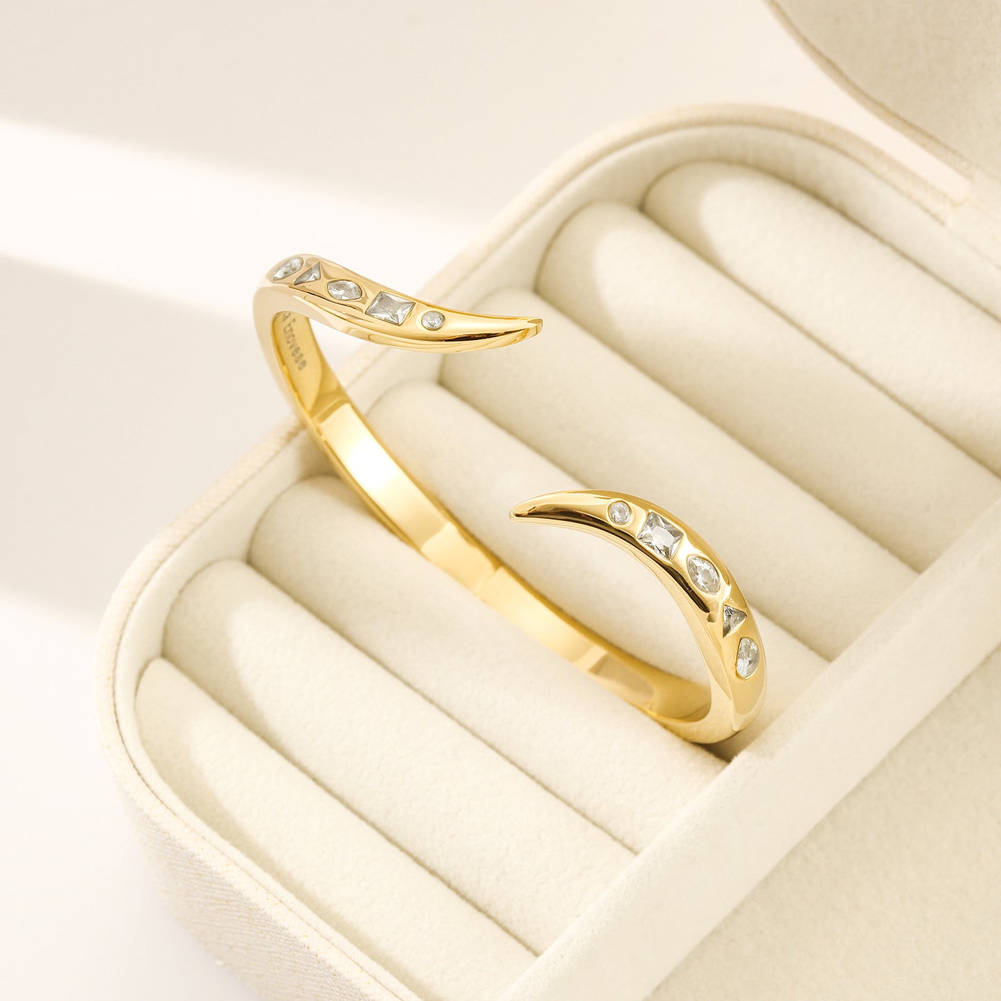 Twisted C-shaped bracelet-NSB1819STGCWT