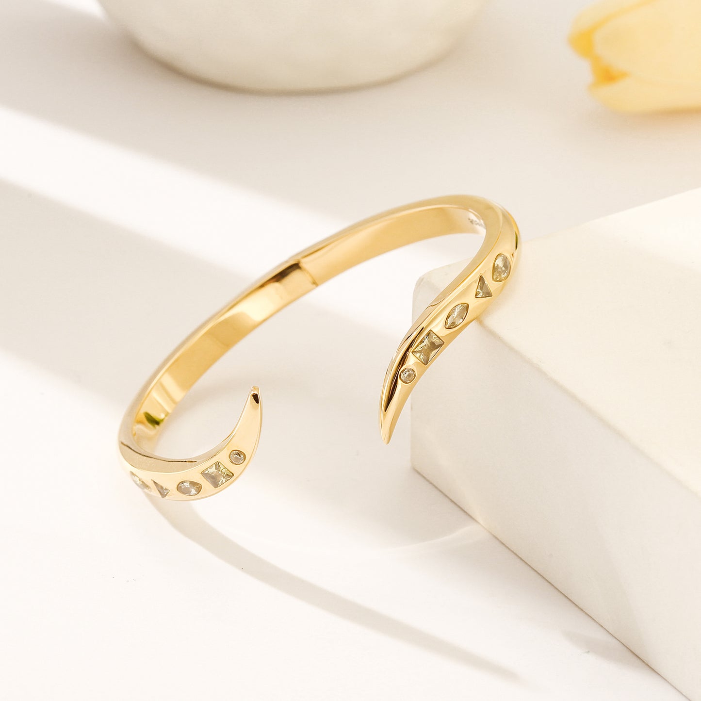 Twisted C-shaped bracelet-NSB1819STGC