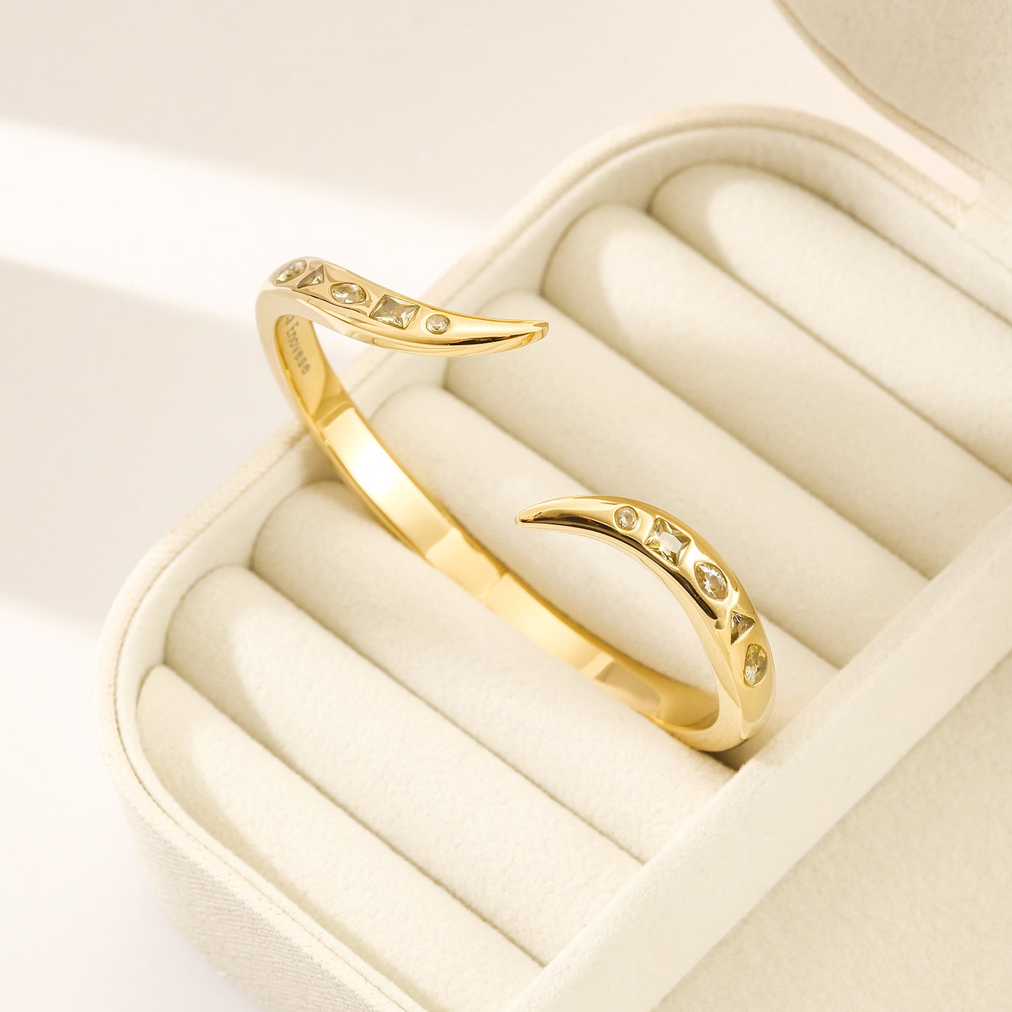 Twisted C-shaped bracelet-NSB1819STGC