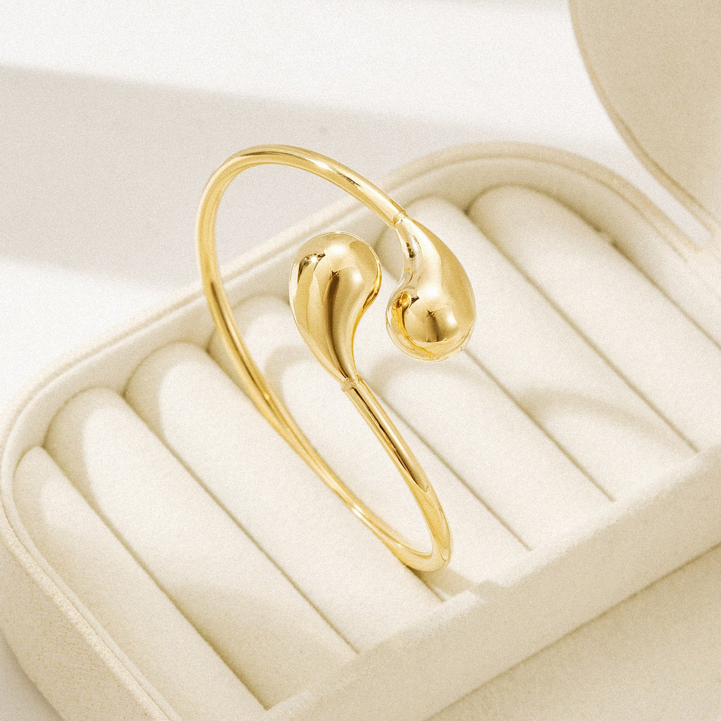 Golden Twisted Smooth Bracelet-NSB1940STGC