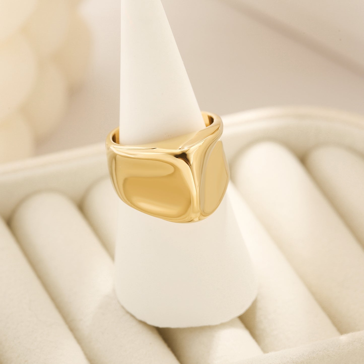 Exaggerated smooth ring-NSR179STGC