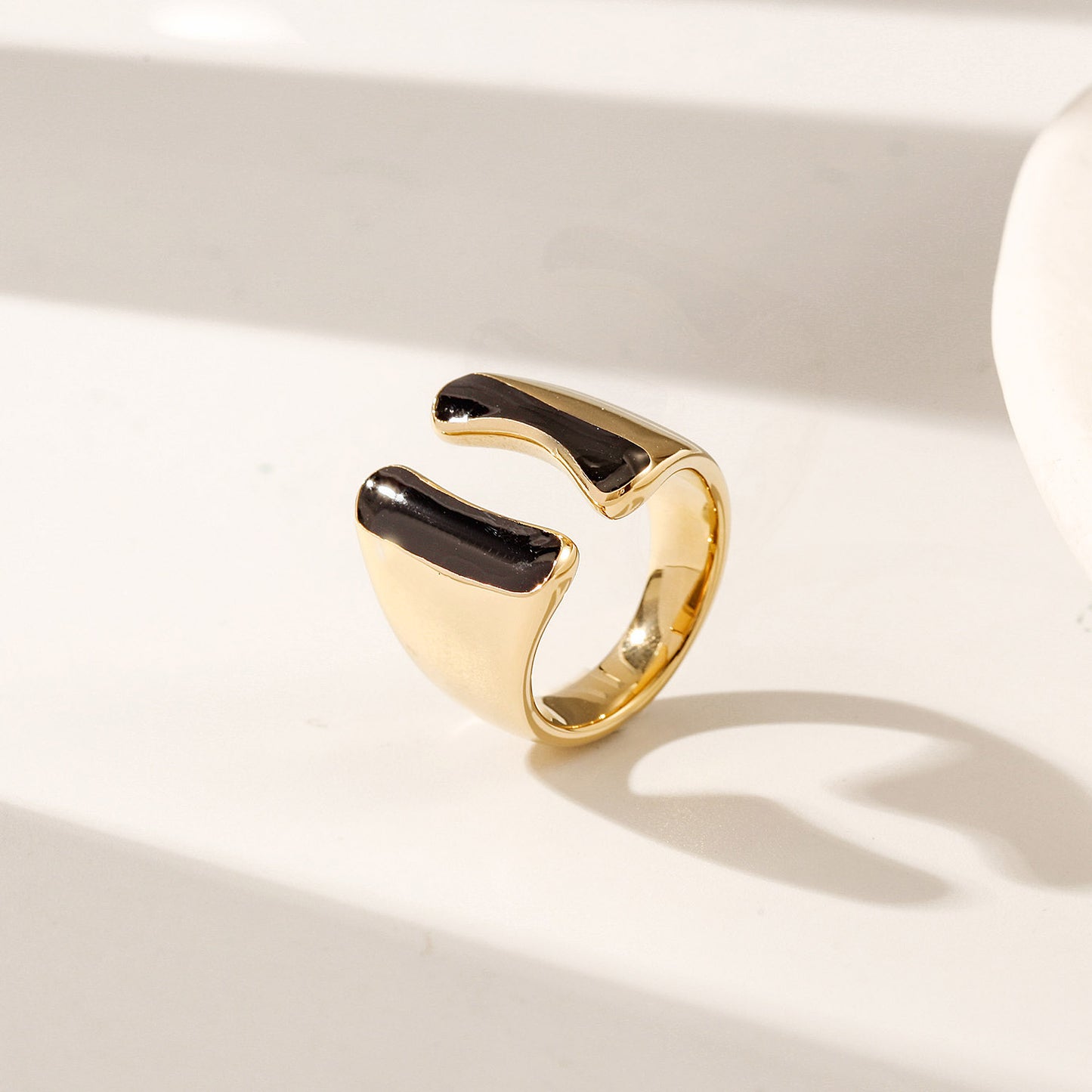 Intermediate color exaggerated smooth ring-NSR261STGCBK