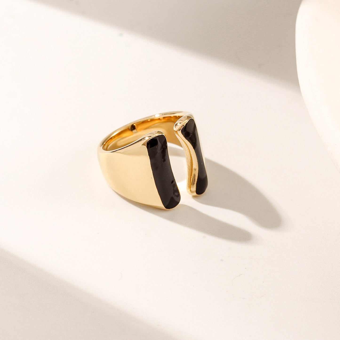 Intermediate color exaggerated smooth ring-NSR261STGCBK