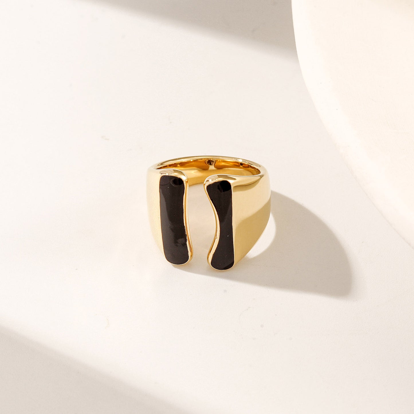 Intermediate color exaggerated smooth ring-NSR261STGCBK