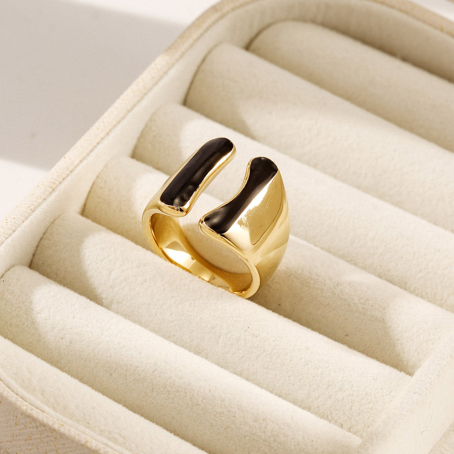 Intermediate color exaggerated smooth ring-NSR261STGCBK