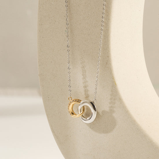 Load image into Gallery viewer, Two Tone Linked Circle Necklace

