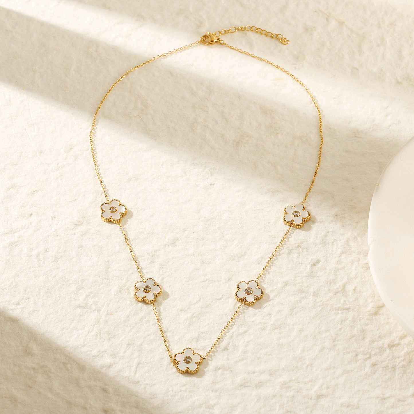 Five white floral necklaces-NSSN862STGCWT