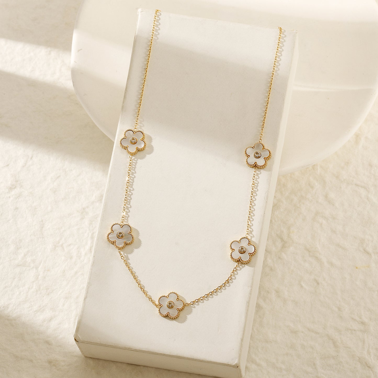 Five white floral necklaces-NSSN862STGCWT