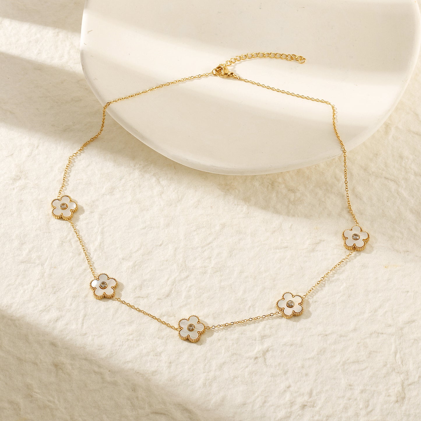 Five white floral necklaces-NSSN862STGCWT