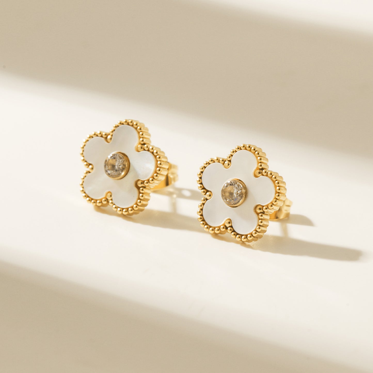 White floral earrings-SCE479STGCWT