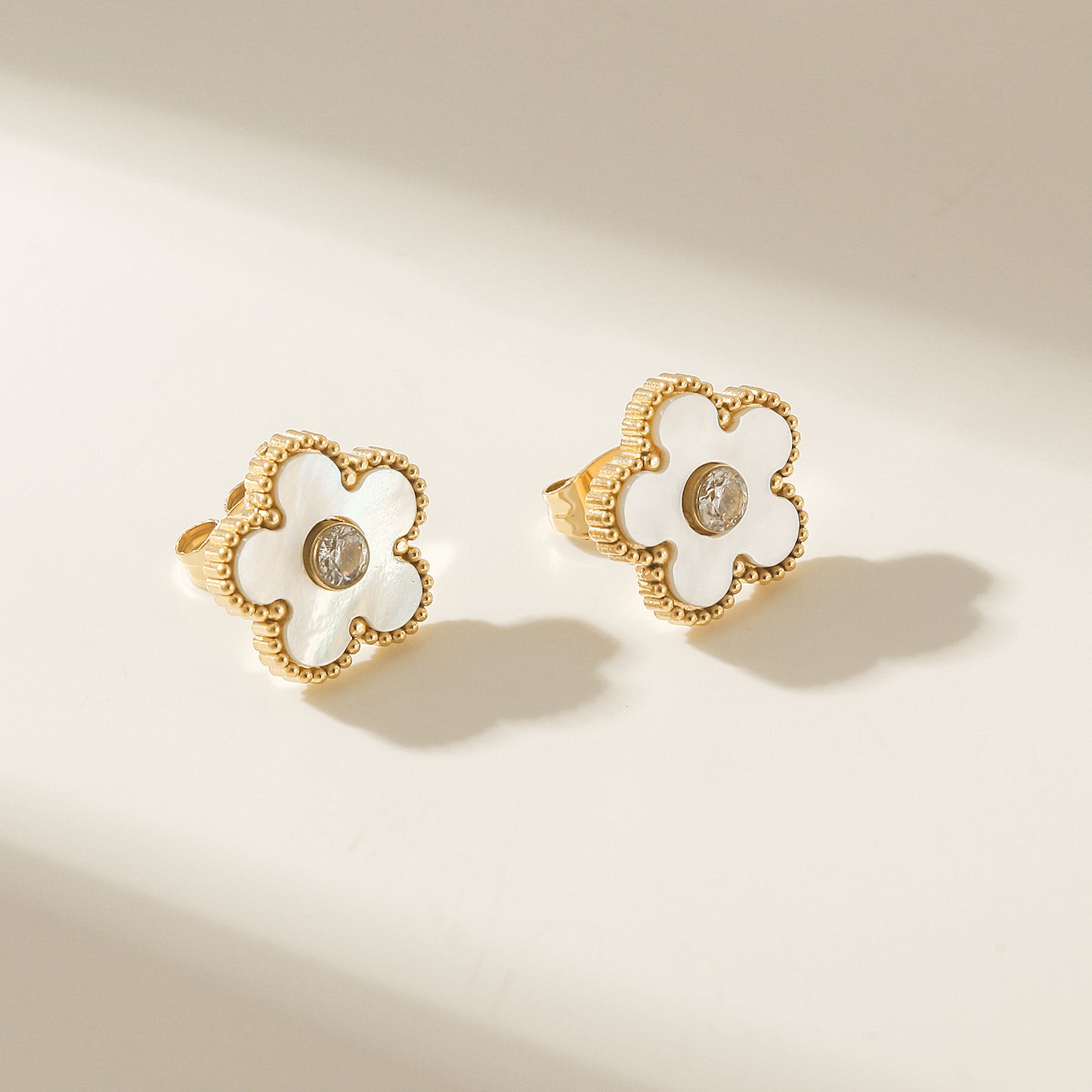 White floral earrings-SCE479STGCWT