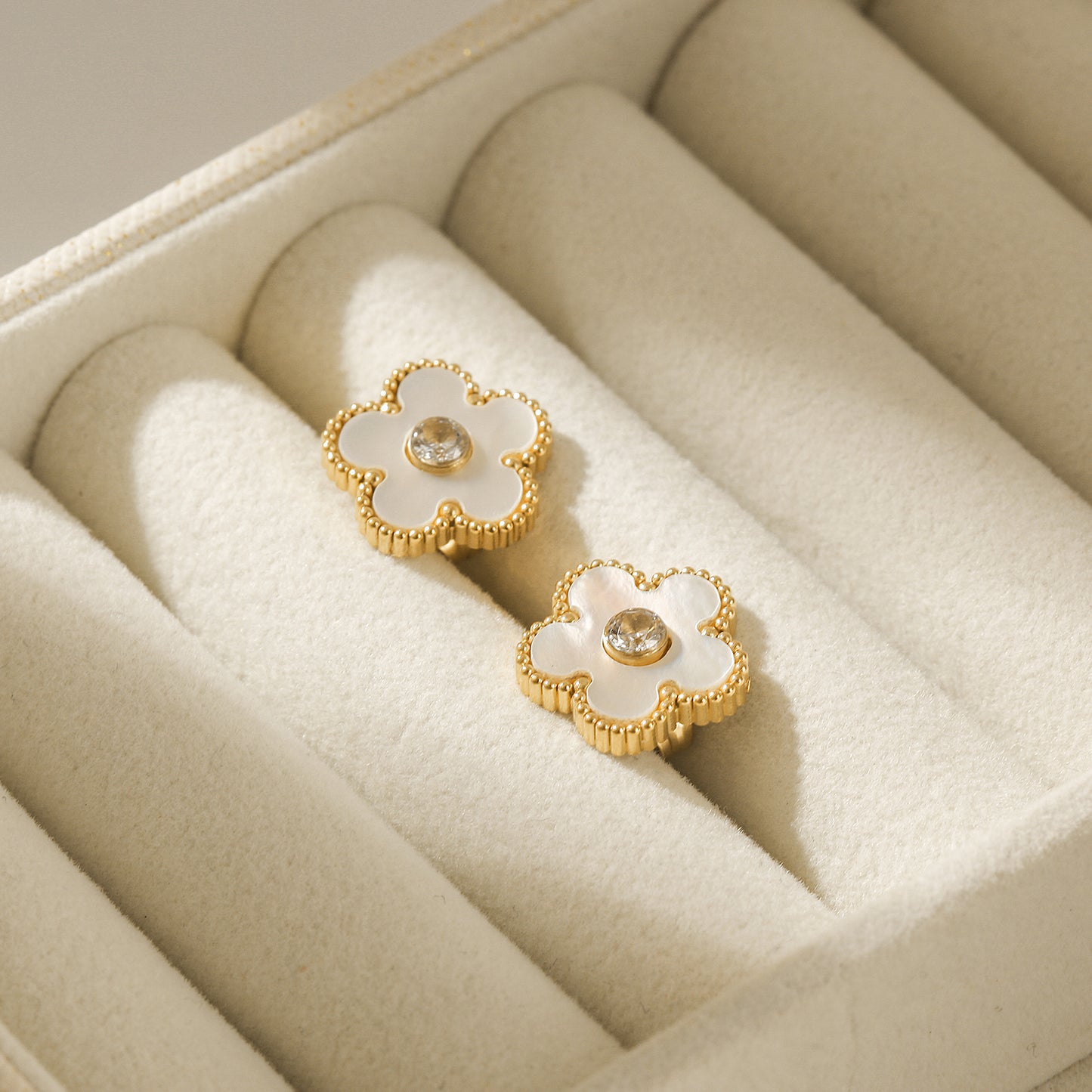 White floral earrings-SCE479STGCWT