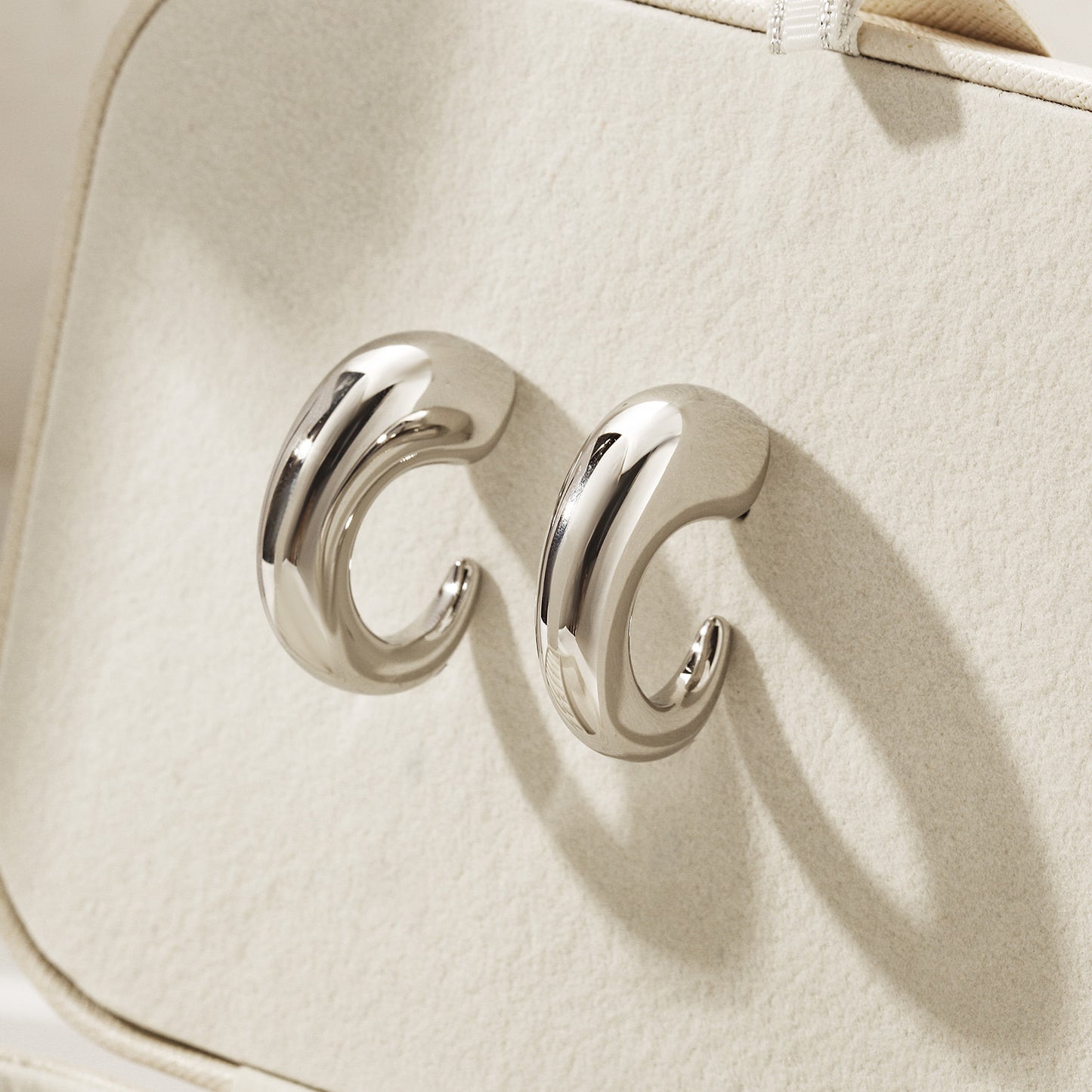 C-shaped smooth earrings-SCE488STWG