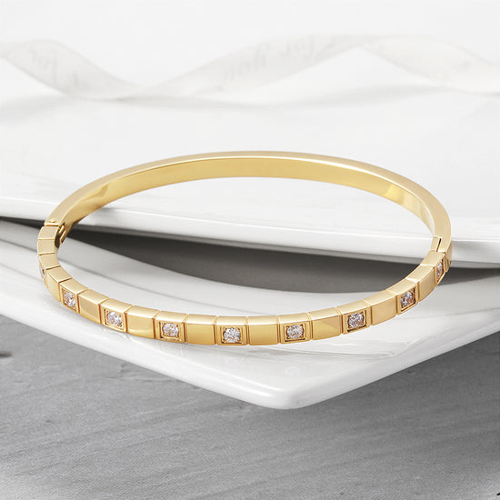 ALTERNATE PAVÉ STONE HINGED BANGLE