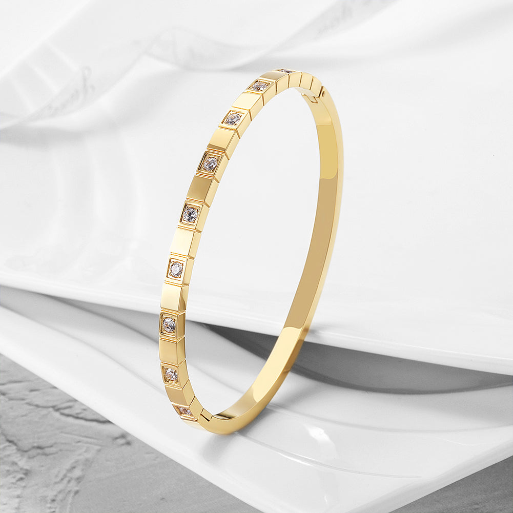 ALTERNATE PAVÉ STONE HINGED BANGLE