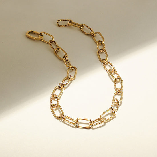 THREADER INTERLOCKING NECKLACE